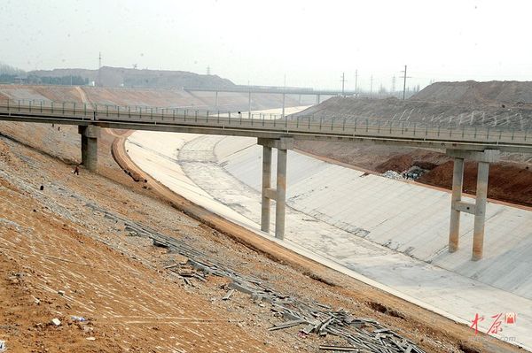 高清:南水北调干渠穿越焦作市区 高出地面13米