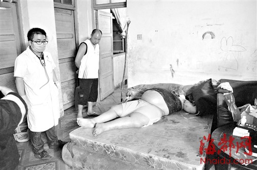 胖小伙昏迷 八壮汉合力抬下楼|男子|医护