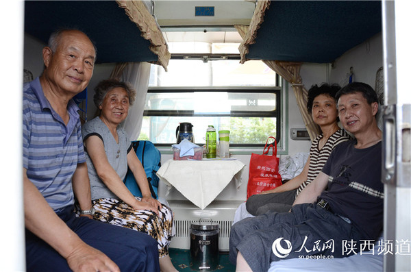 6月18日，长安号·丝绸之路旅游专列正式开行，中老年旅客居多。高岗/摄