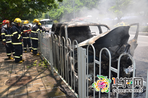 面包车起火，所幸司机及时逃生，但是整车付之一炬。 江北消防供图 华龙网发