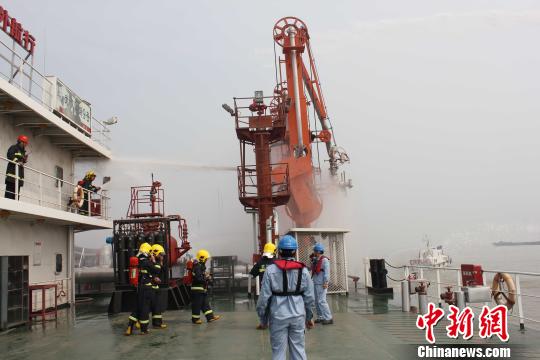 武汉80万吨乙烯码头举行危化品事故应急救援