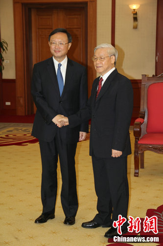 6月18日，国务委员杨洁篪（左）在河内会见越共中央总书记阮富仲（右）。