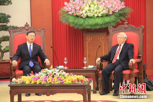 6月18日，国务委员杨洁篪（左）在河内会见越共中央总书记阮富仲（右）。