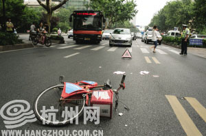 医院初步检测大爷有脑出血,肋骨骨折等情况,给家属下达了病危通知书