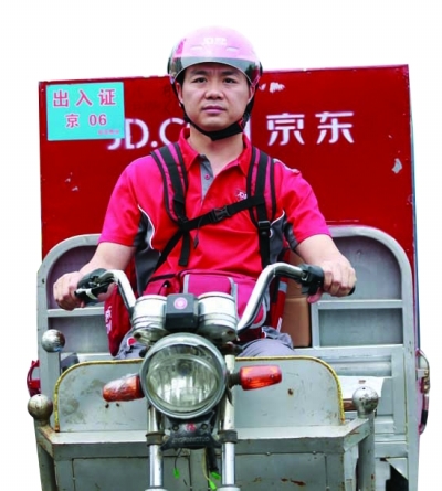 京东身价数十亿美元强哥开电动三轮送货 成最