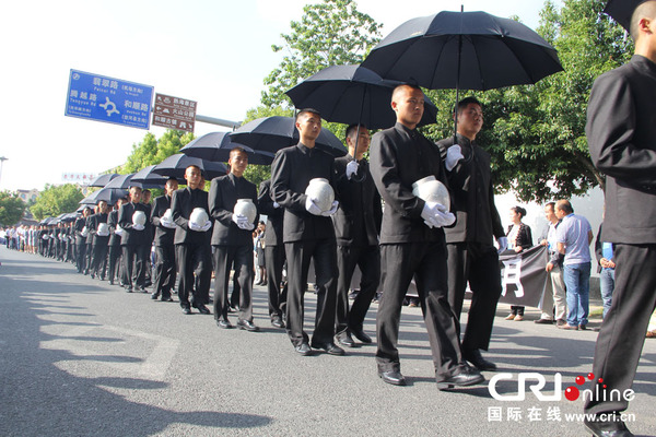 护灵使者手捧骨灰罐，缓步进入国殇墓园忠烈祠