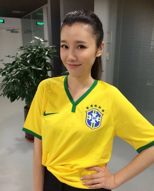 　　刘语熙身穿巴西队球衣，巴西0-0墨西哥。