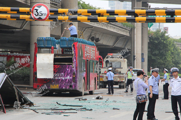 南宁双层公交车撞限高栏被削顶后续 12人被处