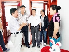 多继光走访当地SOS村