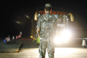 边防战士拦下大客车进行检查