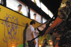 6月16日晚10点，景洪勐养查缉站边防战士持枪值勤 ■都市时报 马闪山