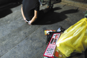 16日晚，查缉站查获藏在瓶里的毒品1000多克