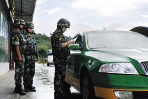 6月16日,西双版纳兴海查缉点,张海露带着女兵们对过往车辆进行检查 ■ 马闪山