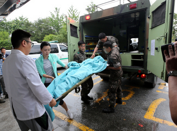 哨兵林某23日试图自杀后受伤，被送往牙山医院(网页截图)