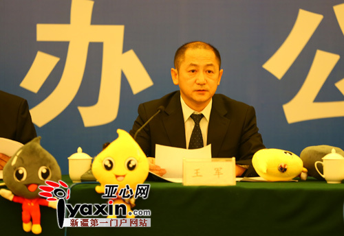 克拉玛依市副市长王军讲话。（亚心网记者 吕伊晗摄）