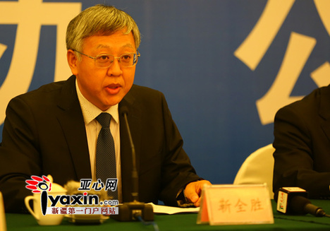 新疆体育局新闻发言人靳全胜讲话。（亚心网记者 吕伊晗摄）