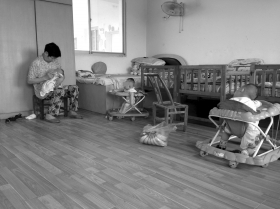6月19日,常德市福利院,,“婴儿安全岛”从今年3月份起接到的弃婴激增,仅刘玉华一人就照顾了5个。组图/记者向佳明