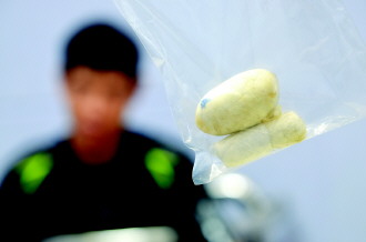 徐阳与战友在巡逻中抓获一名携带有200多克海洛因的贩毒嫌疑人,并对其进行了初步审查。