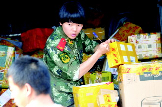 霍小娟对一辆快递邮包车进行查验。近年来,通过快递邮包进行贩毒的案件呈明显上升趋势。