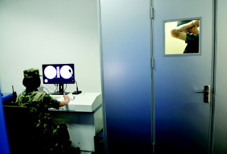 针对贩毒分子较为隐蔽的人体藏毒行为,检查站专门配备了先进的X射线人体扫描仪对贩毒嫌疑人进行详细检查。