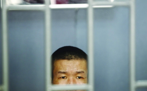 6月24日，郴州市看守所，犯罪嫌疑人阿辉（化名）正接受警方询问。 图/记者华剑