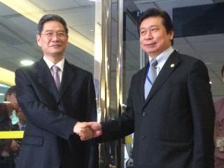 张志军（左）抵台，台湾陆委会副主委张显耀（右）接机。“中心社”