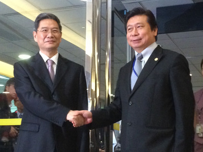 国台办主任张志军（左）25日抵达桃园机场，陆委会副主委张显耀（右） 前往接机，两人握手，互相请安。（图片来历：台湾“中心社”）