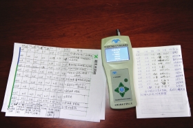 6月23日，肖先生把空气净化检测仪在不同地方监测的数据制作成表。图/实习生陈韵骄