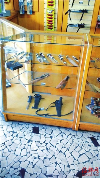 五金店里销售手枪和匕首的柜台