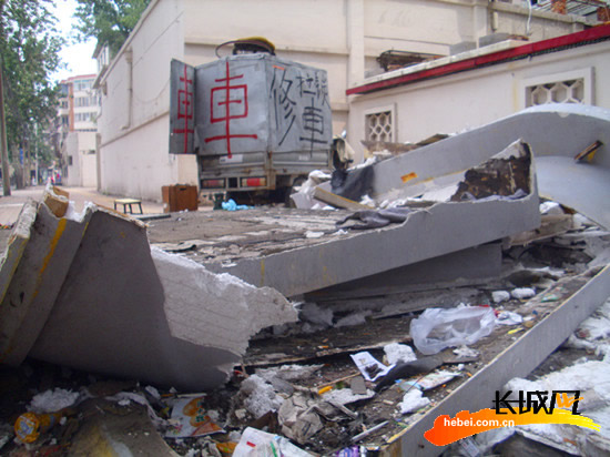 小区内随意丢弃的装修垃圾。孙海龙 摄