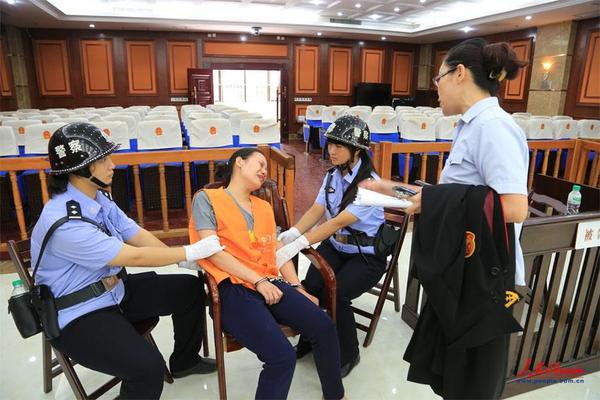 潘兰兰听到判决腿软跌地失声痛哭。费文彬摄影