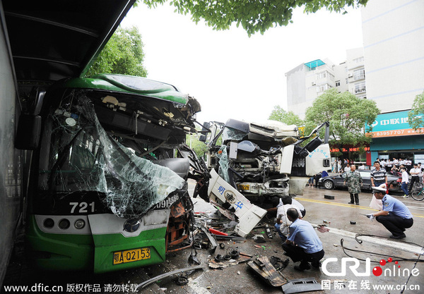 　　2014年6月26日14时许，武汉常青花园学府路附近一搅拌车突然失控，撞上对面公交站正在上下乘客的721路公交车。图片来源：东方IC