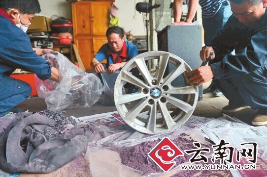 部分完好的冰毒片 记者 翟剑 摄