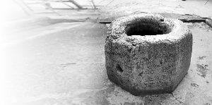 　　小百花巷1号院内的南宋古井 资料图片