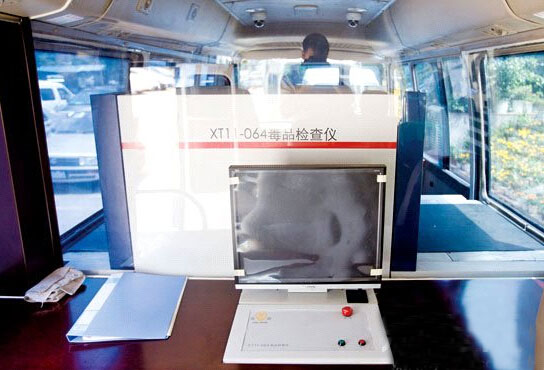 警方的车载式X光机，用来探测隐藏的毒品。