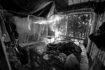 杨六斤住在他的堂哥家里,堂哥在一个狭小的房间里给他安置了一张床。