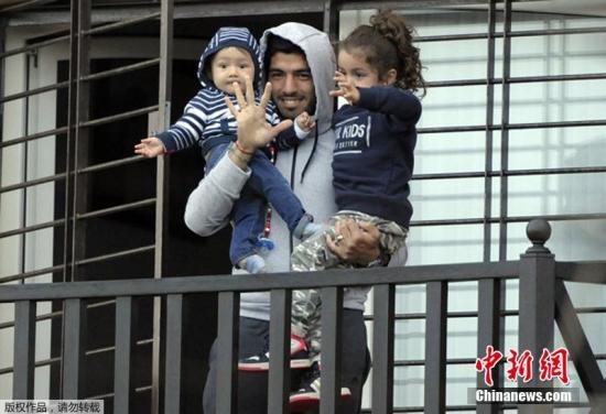 苏牙无处不在 球衣挂更衣室球迷戴其头像面具