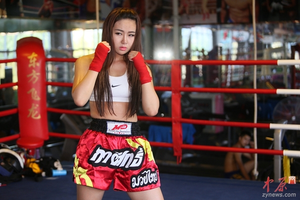 美女:郑州90后高清放屁小游戏美女拳击手以一敌四男v美女抹油图片