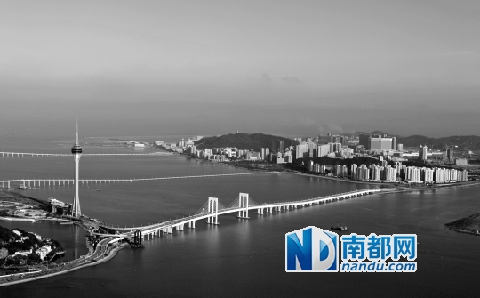 一条河连接澳门和珠海的湾仔。 资料图片