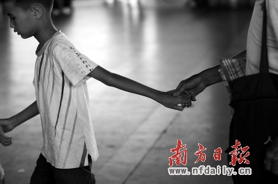 交警呼吁关注暑期安全 防止儿童偷开机动车|交