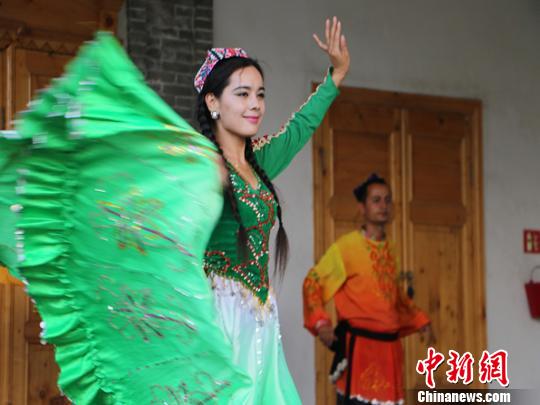 图为喀赞其民俗旅游区的民族歌舞表演。　耿丹丹　摄