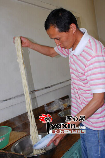 胡撒江，乌孜别克族。奇台县文广局住碧流河村皇宫村干部，今年30岁他，在住村工作的几个月时间里，第一次学会了做饭，他感慨地说，下基层，真的锻炼人。瞧，这又细又长，有劲道的拉条子。
