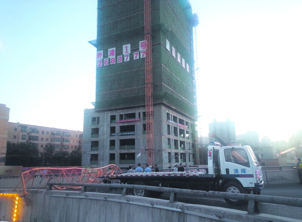 交警对事故路段进行了交通管制，工作人员正在清理现场。