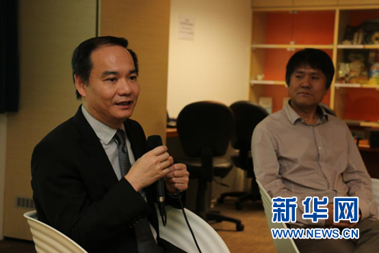 图为新加坡制造商联合会副会长李雪民与王福重博士在讲座提问与交流环节