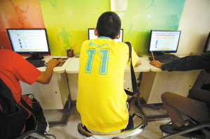 一位巴西球迷正在研究如何下注记者 孟祝斌