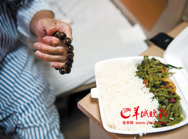 　　医院留守员工为蒋照明送来晚餐辣椒炒豆角和鸡腿等，蒋照明说自己不吃荤，中风不能吃辣，最后他喝了一碗白粥