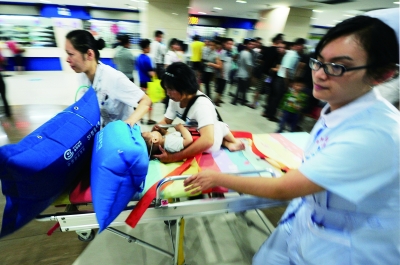 7月2日下午6时,省儿童医院医护人员马上对俊俊进行抢救检查。