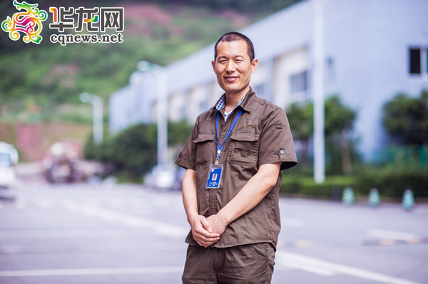 技能达人张传洁，靠鼻子能辨认3000多个机器零件。 记者 蒋霞曦 摄