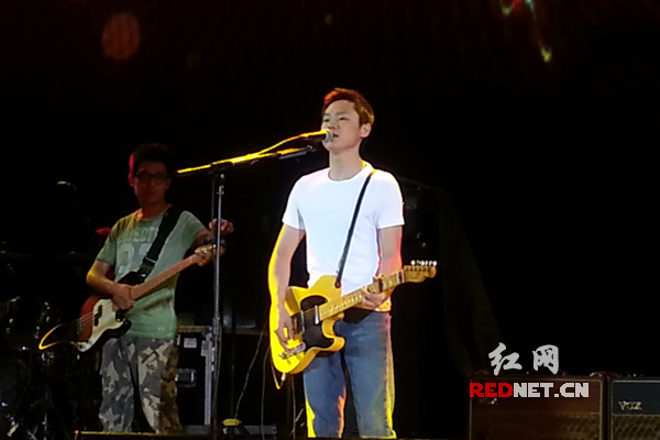 (明星歌手、中国好声音年度总冠军梁博助阵开幕式。)
