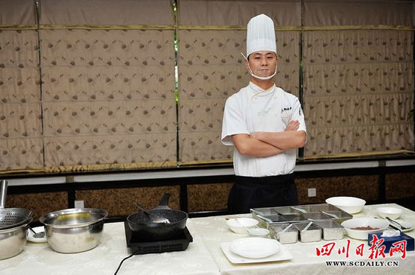 成都印象餐厅准备为默克尔演示制作宫保鸡丁的张为厨师。